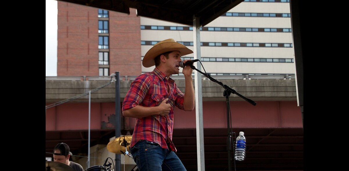 Dustin Lynch Reveals New Album & Supporting Tour