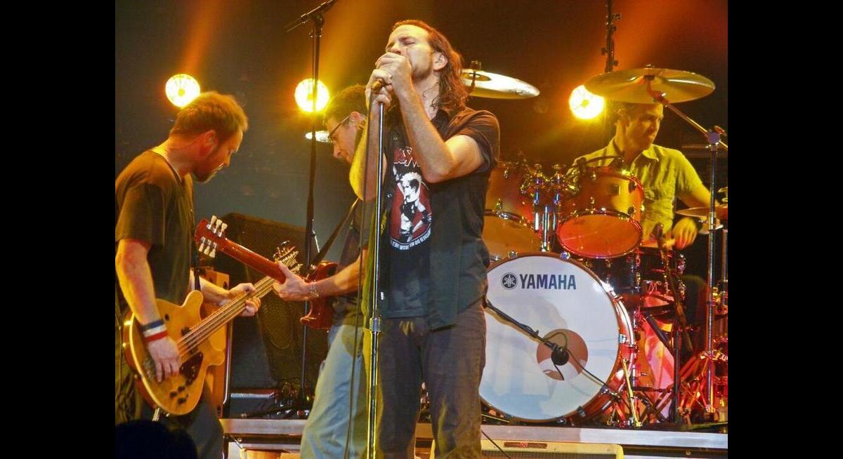 Pearl Jam to Bring All Holiday Singles to Streaming Services