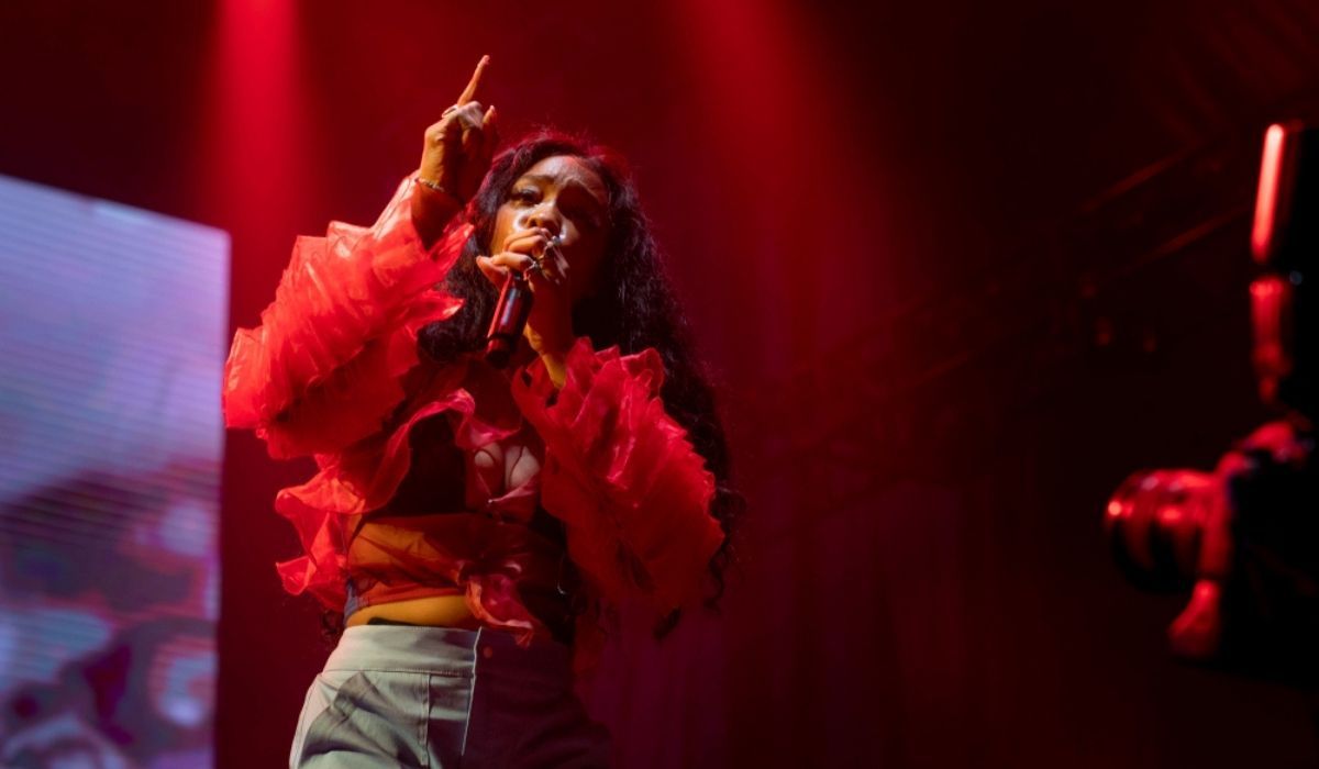 SZA Confirms Broken Ankle After Accepting 2022 Grammy On Crutches