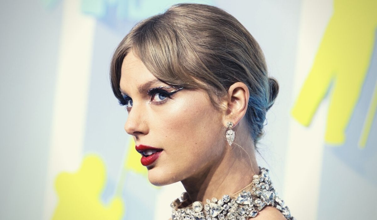 Taylor Swift Reveals Full 13-Song Tracklist For 'Midnights'