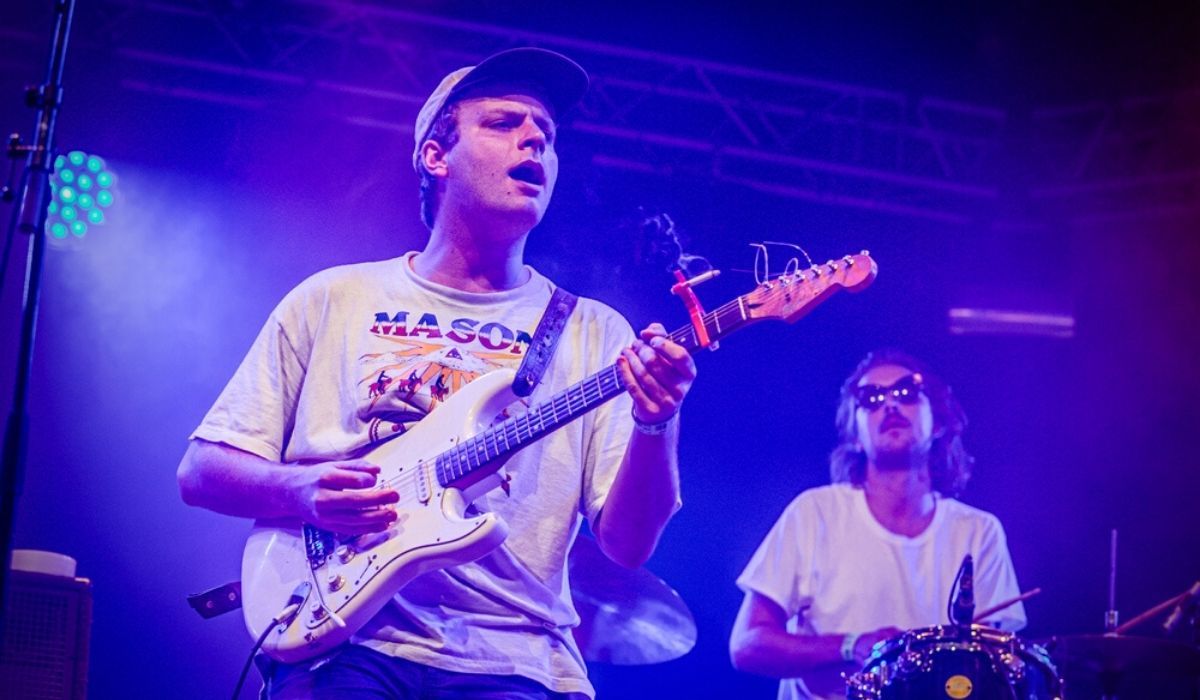 Mac DeMarco Releases Annual Holiday Cover: 'It's Beginning to Look a ...